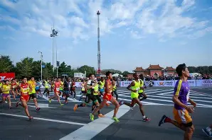 欧博-马拉松附加赛，塞北铁骑队与洞庭海豚队大胜，阵地战处理得当！禁区内连续解围(巴黎奥运会马拉松竞走混合接力)