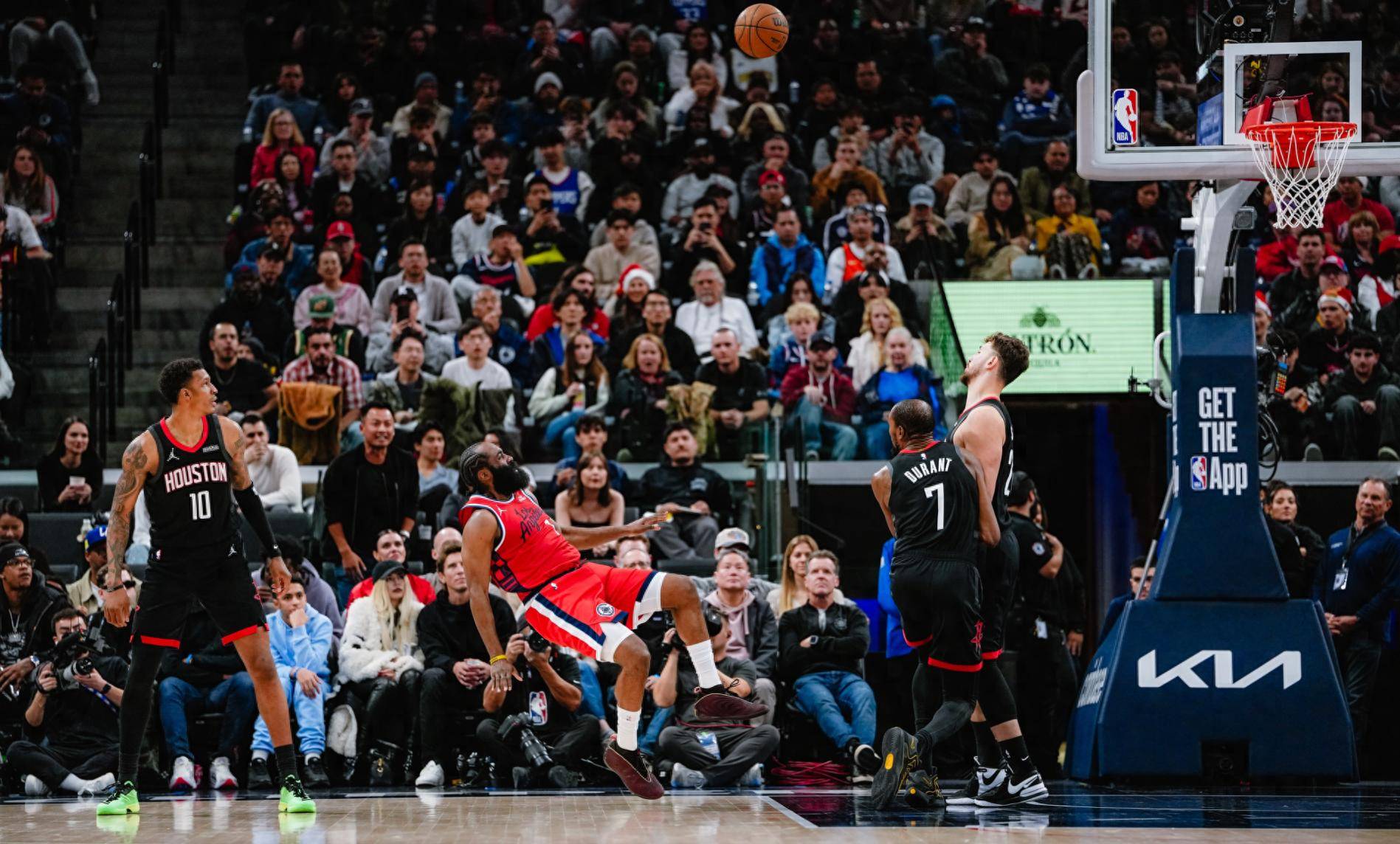  哈登在中国前呼后拥万人追捧 